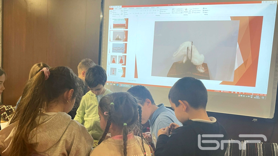 Деца от бургаски училища се включват в работилница за мартенички 