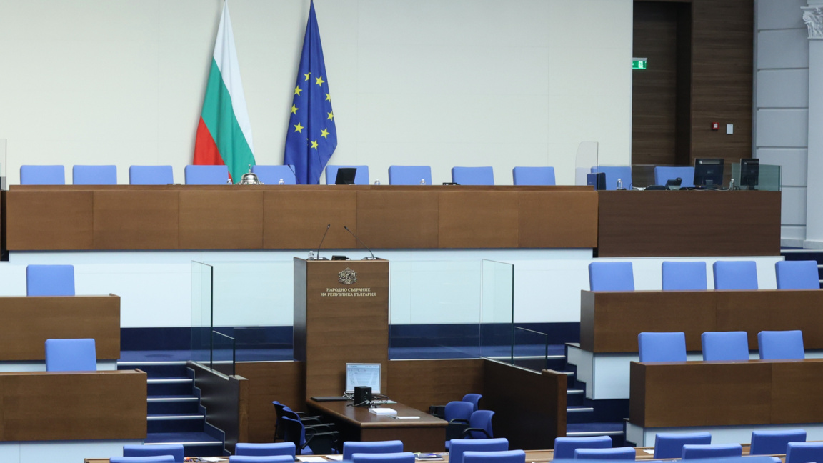 Парламентът обсъжда вдигане на минималните пенсии и търговията с горива