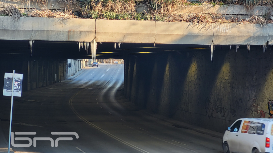 Ледени сталактити в автоподлеза до Фестивалния комплекс във Варна
