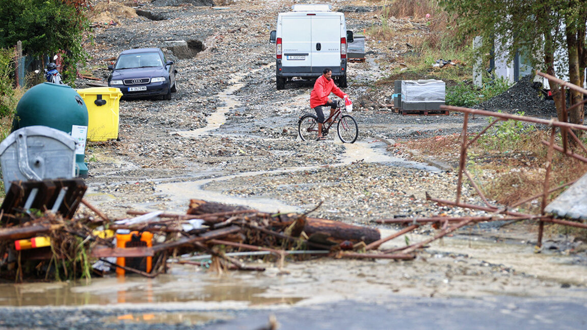 Двоје људи погинуло, за троје се трага после поплава на бугарском приморју