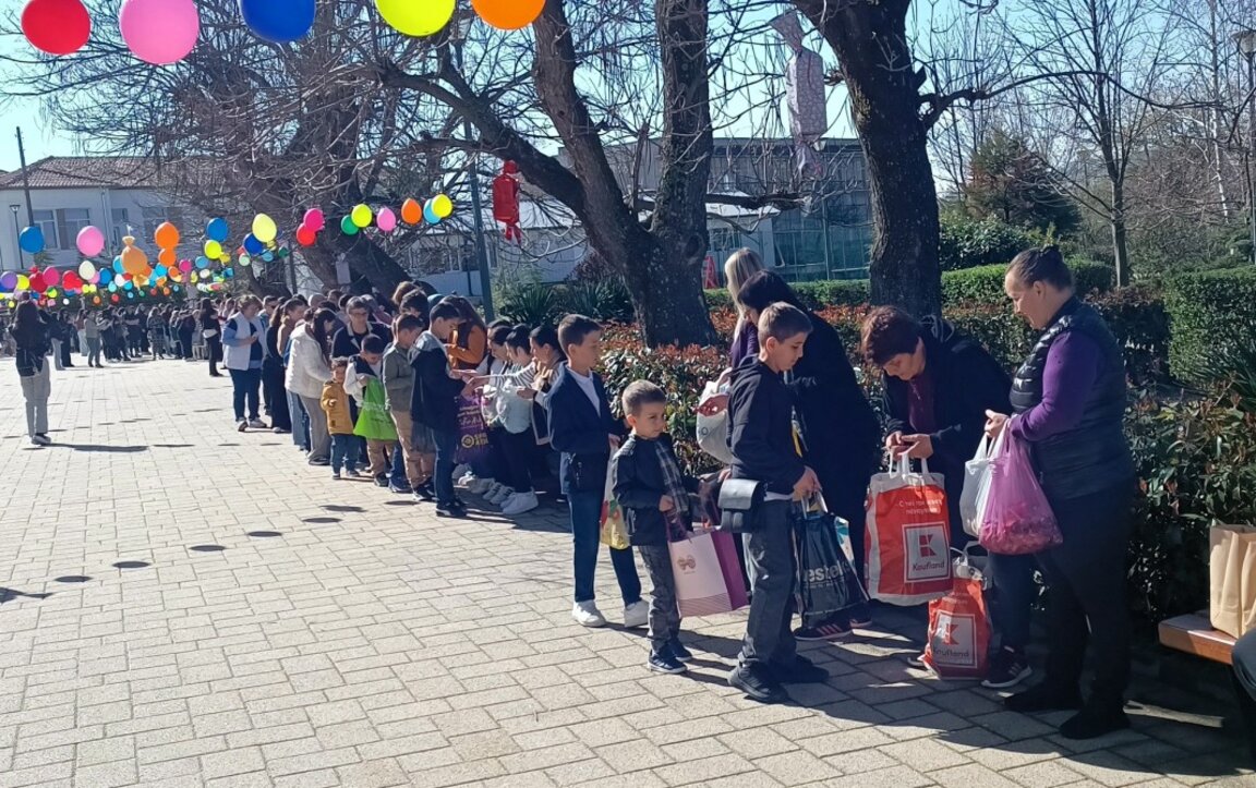 Стотици деца в община Черноочене получиха лакомства за Деня Арифе