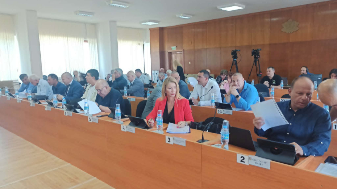 Отложиха точката за референдум за Тежкия полк