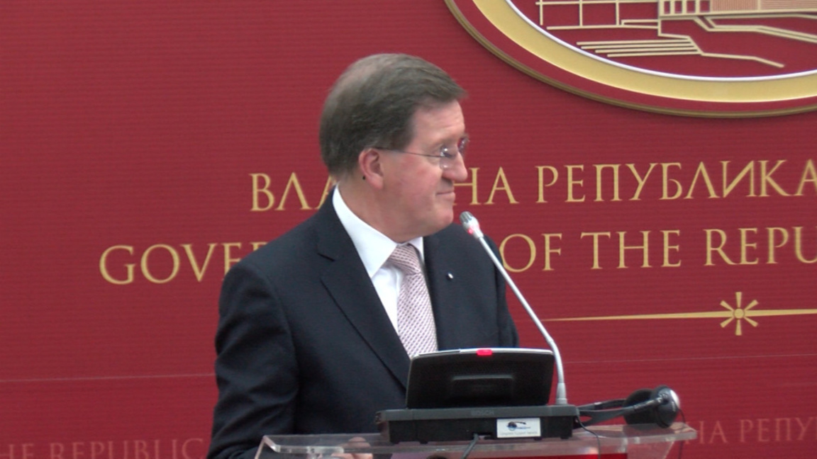 Бившият генерален секретар на НАТО Джордж Робъртсън в Скопие след среща с премиера на Северна Македония Зоран Заев - април 2018