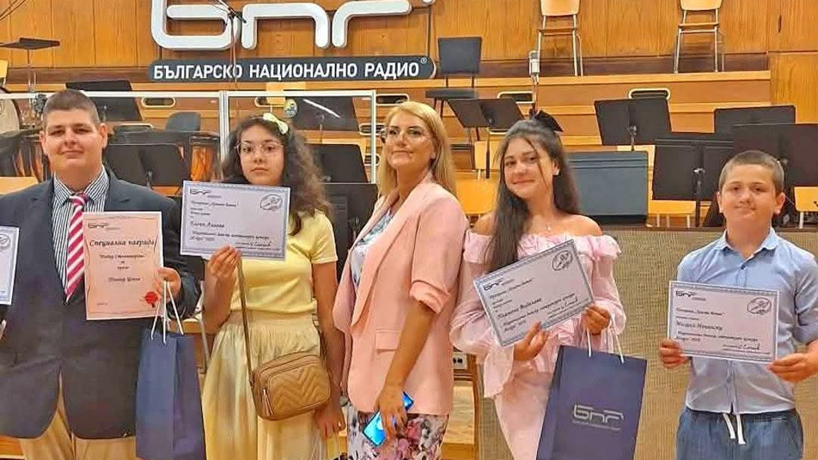 Наградените ученици - Теодор, Огняна, Пламена, Михаил  и техният преподавател Горица Маджарска