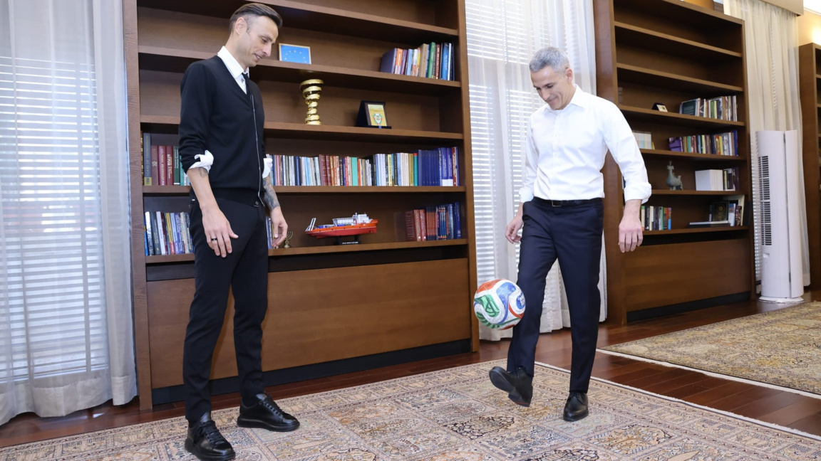 Ex-Man United striker Berbatov joins PM’s team