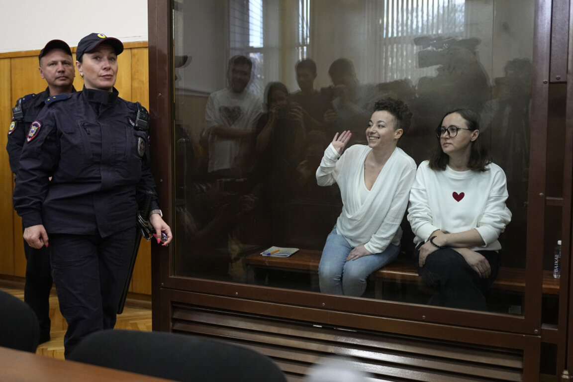 Руски съд остави в ареста театралния режисьор Евгения Беркович и драматурга Светлана Петрейчук