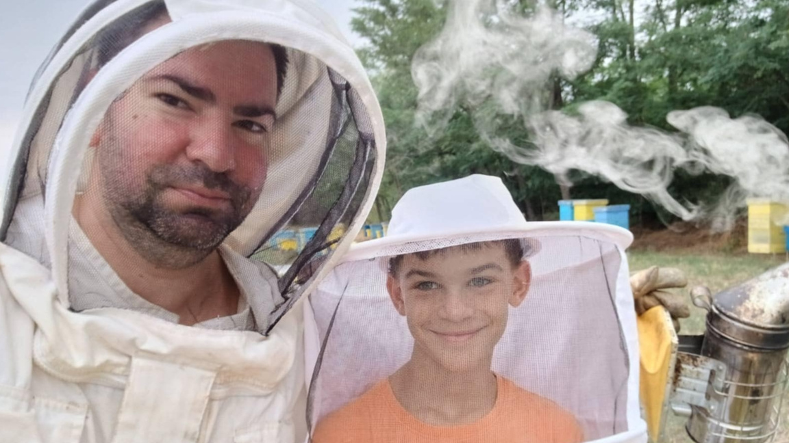 Тодор Иванов и синът му Иван, който също е запален по пчеларството