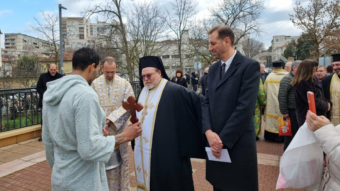 Двама смелчаци достигнаха до Светия кръст в Ямбол