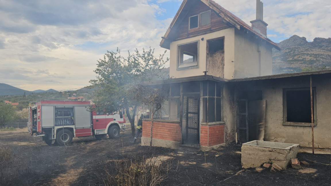 Локализиран е пожарът край Сливен, една вила е изгоряла