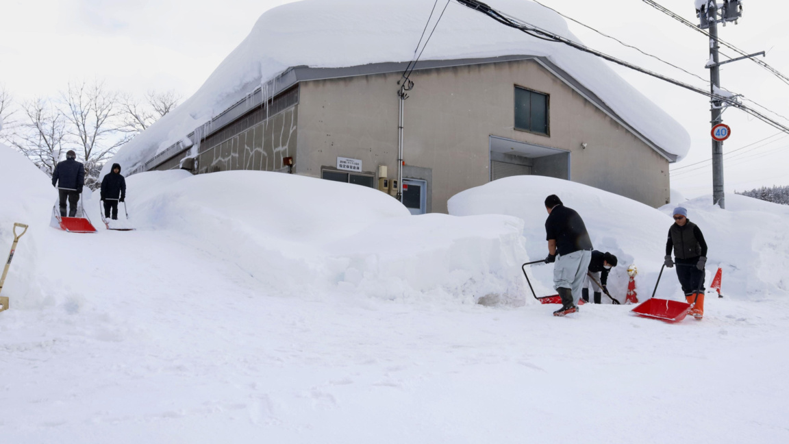 Жители на Аомори, Северна Япония, разчистват сняг, 2 февруари 2026 г.