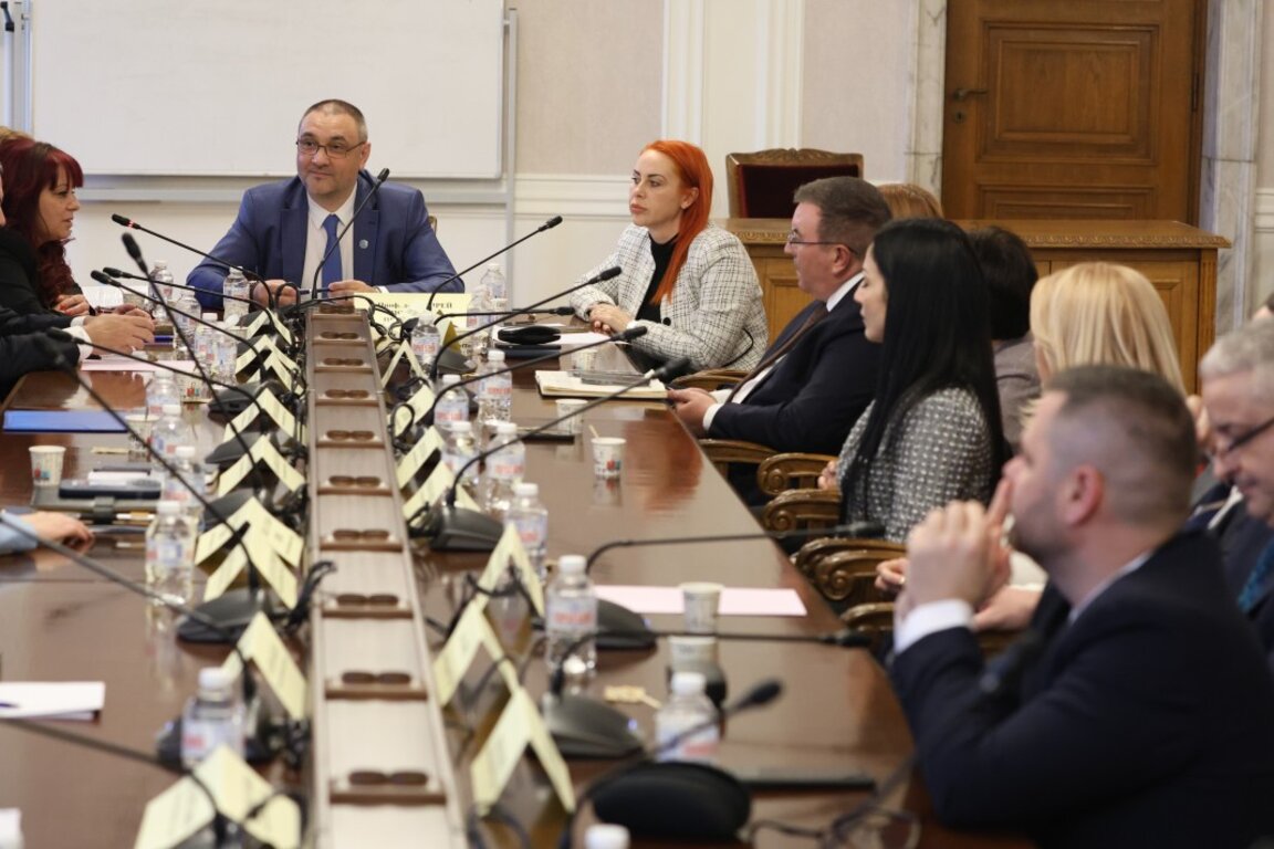 Заседание на Комисията по образованието и науката се състоя в сградата на НС.