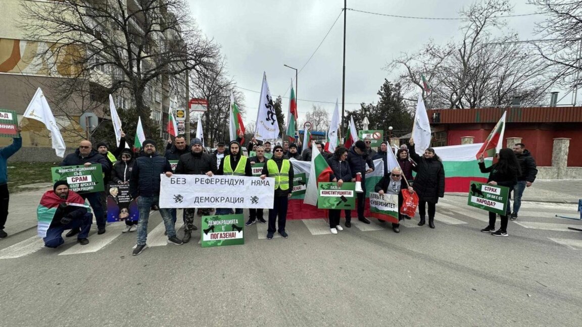 Vazrazhdane party blocks transportation hubs because of ban on a referendum against the euro