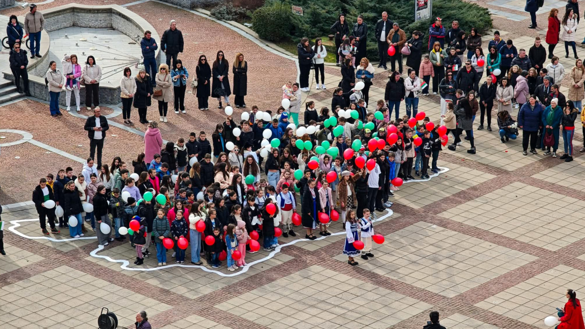 Флашмоб "Жива карта на България" в Дупница за 3-ти март