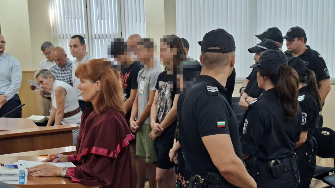 Граждани излизат на протест след жестокото убийство, извършено от група младежи