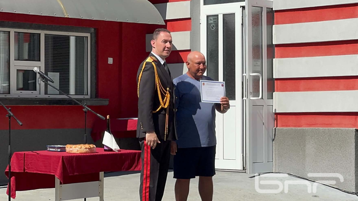 Стефан Добрев, който пръв е гасил пожара в заведение на къмпинг "Каваци"  получи благодарствен адрес