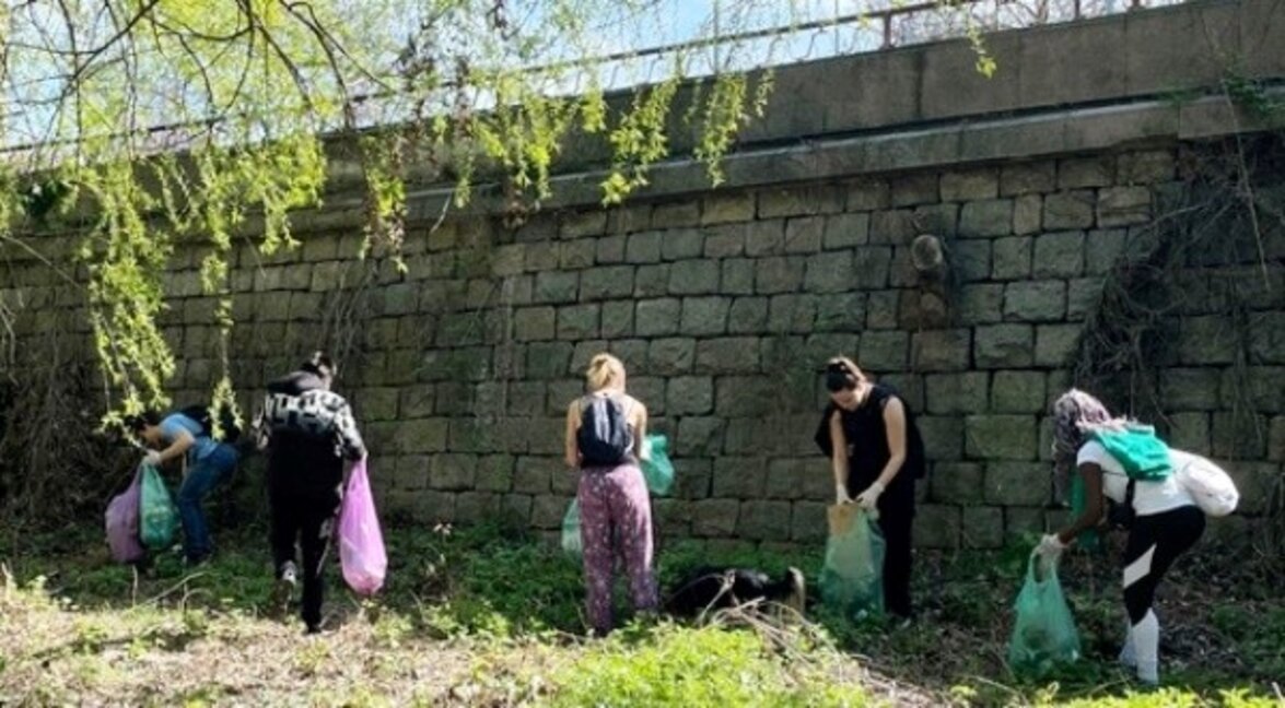 Доброволци почистват коритото на река Марица в Пловдив