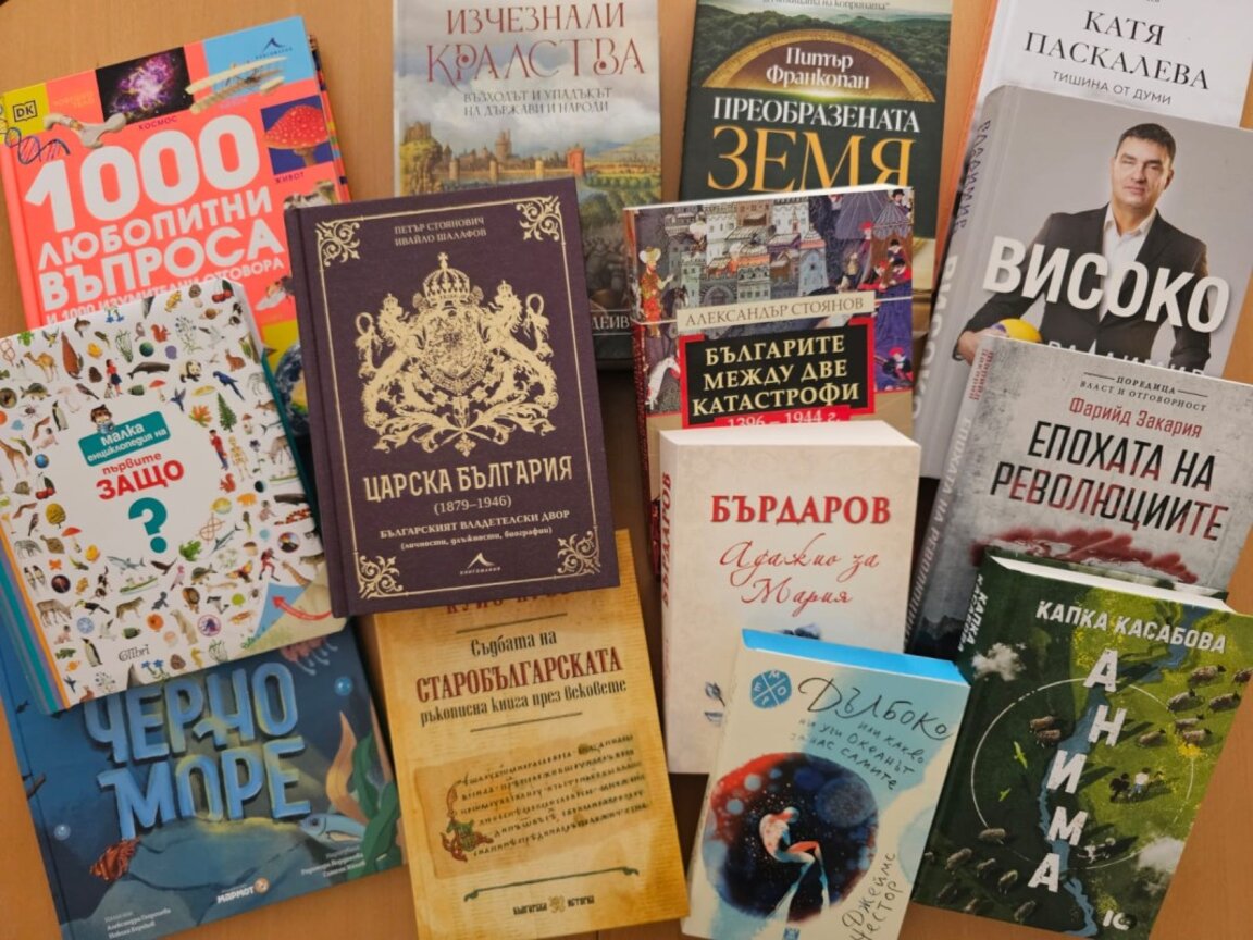 За Деня на народните будители: Евродепутатът Емил Радев дари книги за варненската библиотека