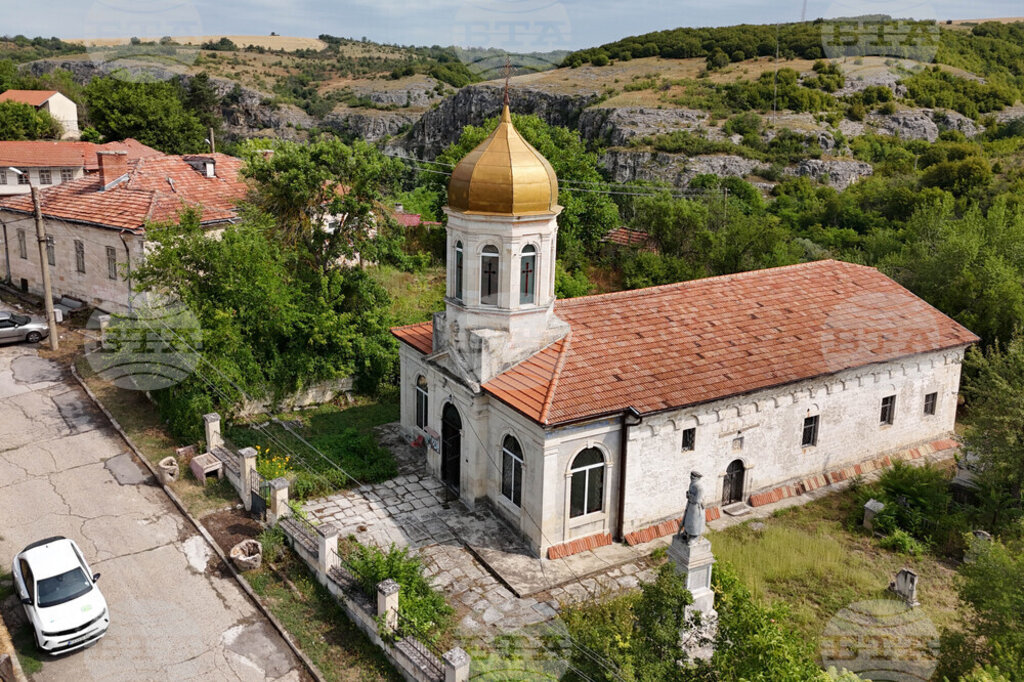 Помагат на 163-годишен храм 