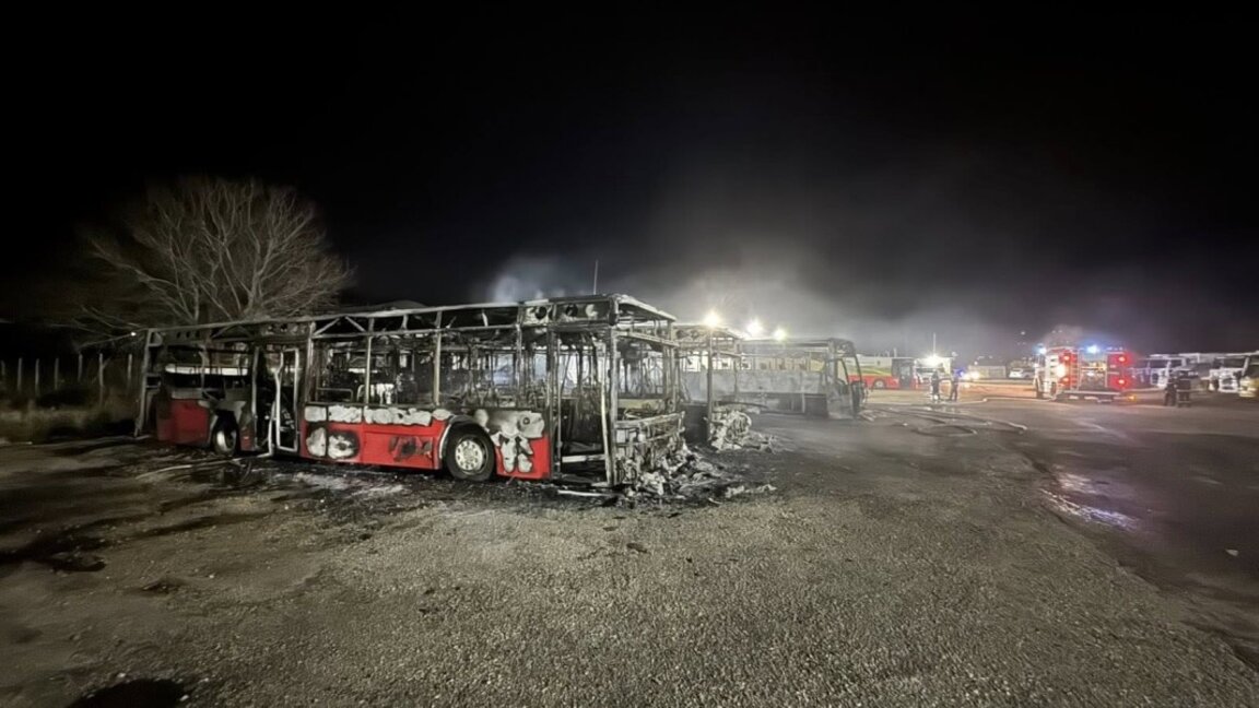 Пожар изпепели автобуси и микробуси на паркинг край Костинброд