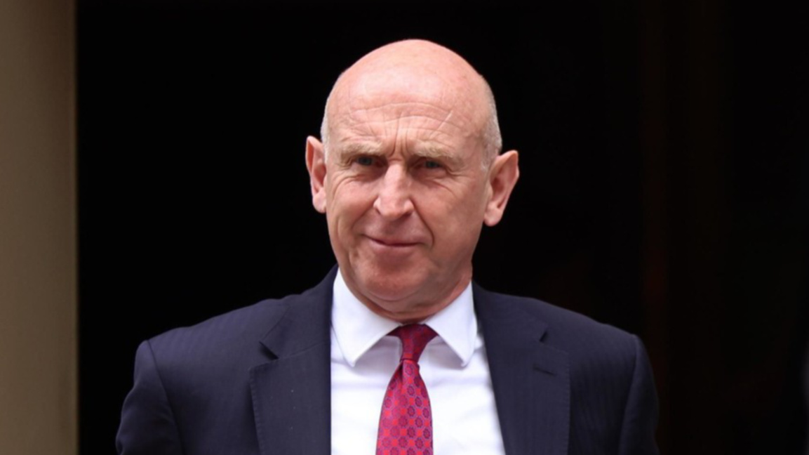 Министърът на отбраната на Великобритания Джон Хийли