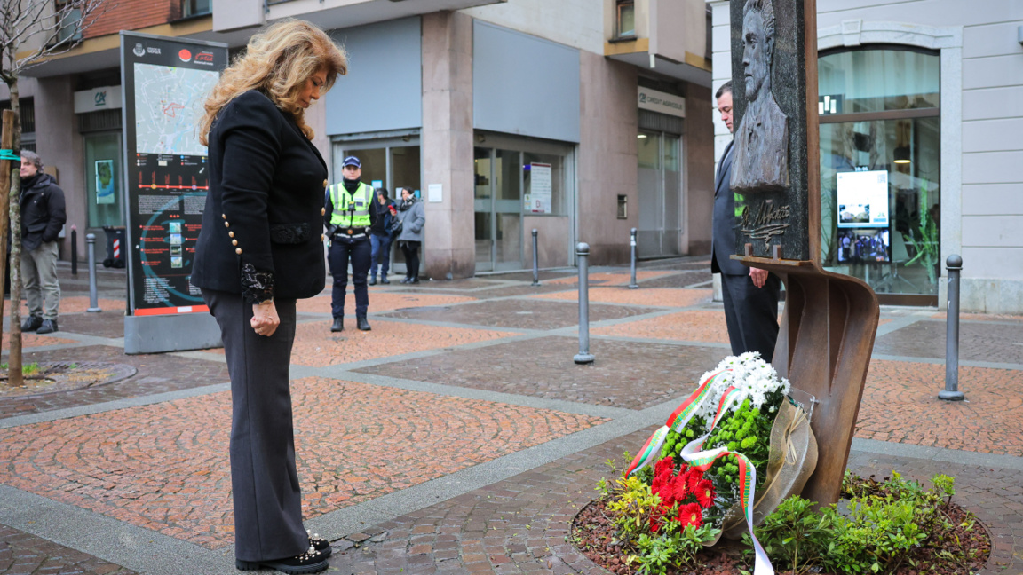 La presidenta Yotova rinde homenaje ante el busto de Levski en Monza