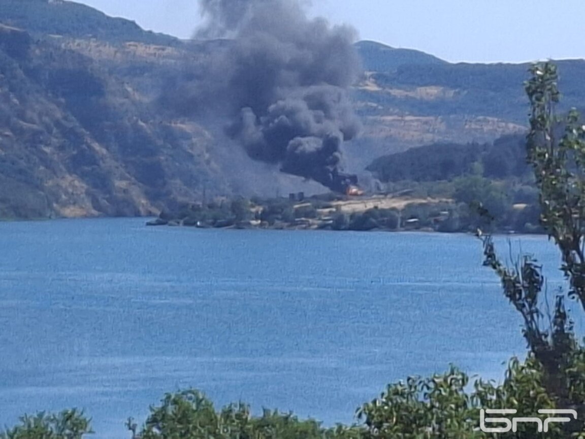 Големи щети след пожар във вилната зона на село Широко поле