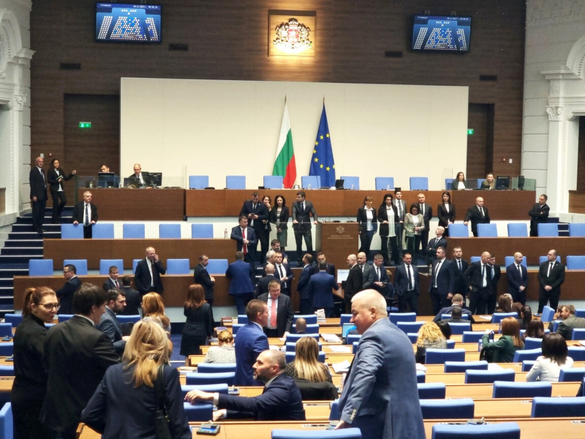 Заради "Възраждане" депутатите ще се изказват от място