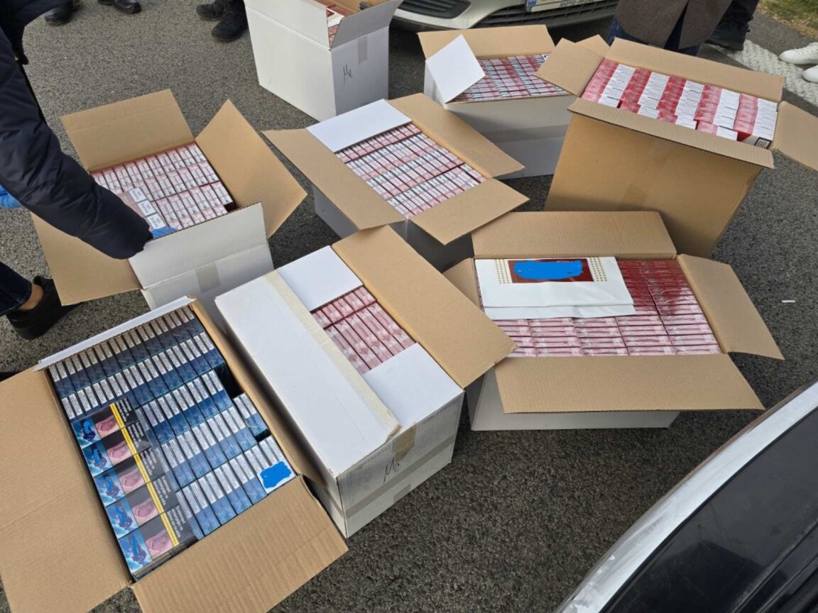 Близо 80 000 къса незаконни цигари задържаха на АМ "Хемус" край Слънчево