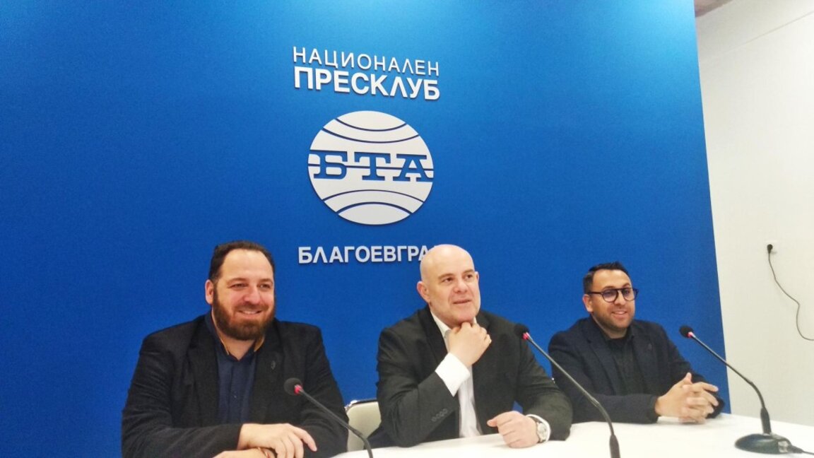 Иван Гешев (в средата) представи инициативата си „1 000 000 гласа за мир“ в Благоевград