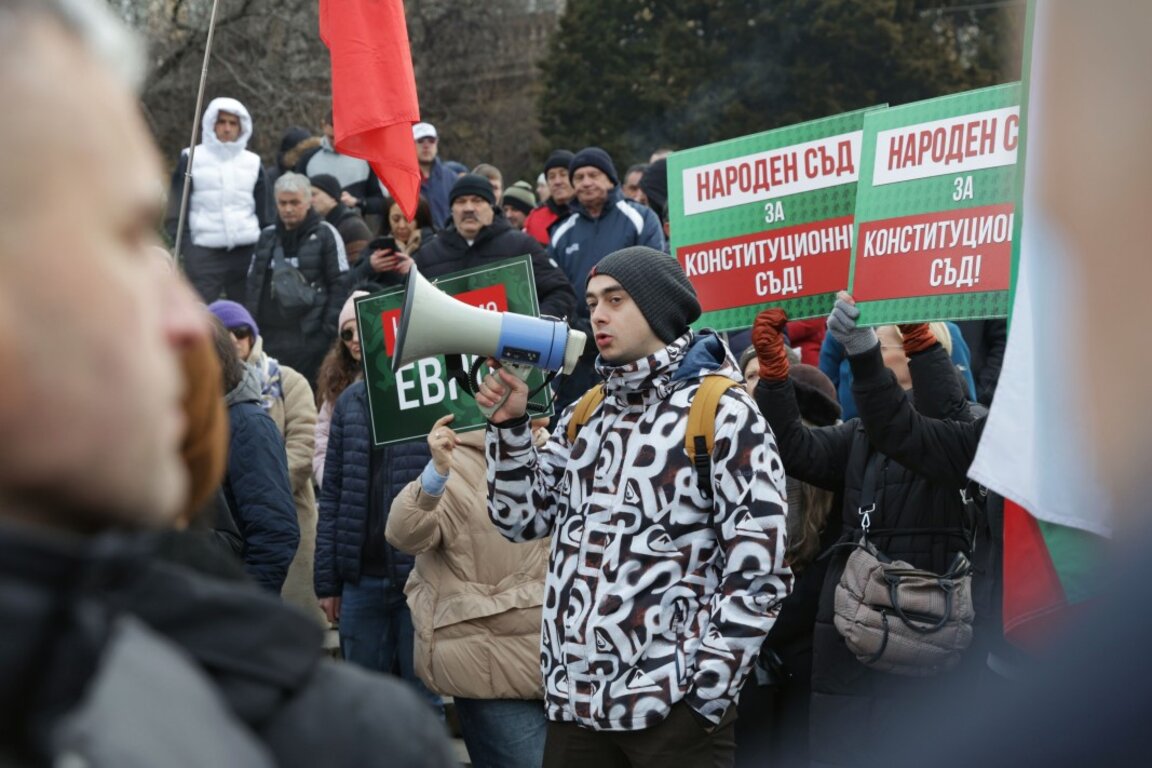 Protest for preserving the Bulgarian lev in front of the building of the National Assembly, 26 Feb 2025