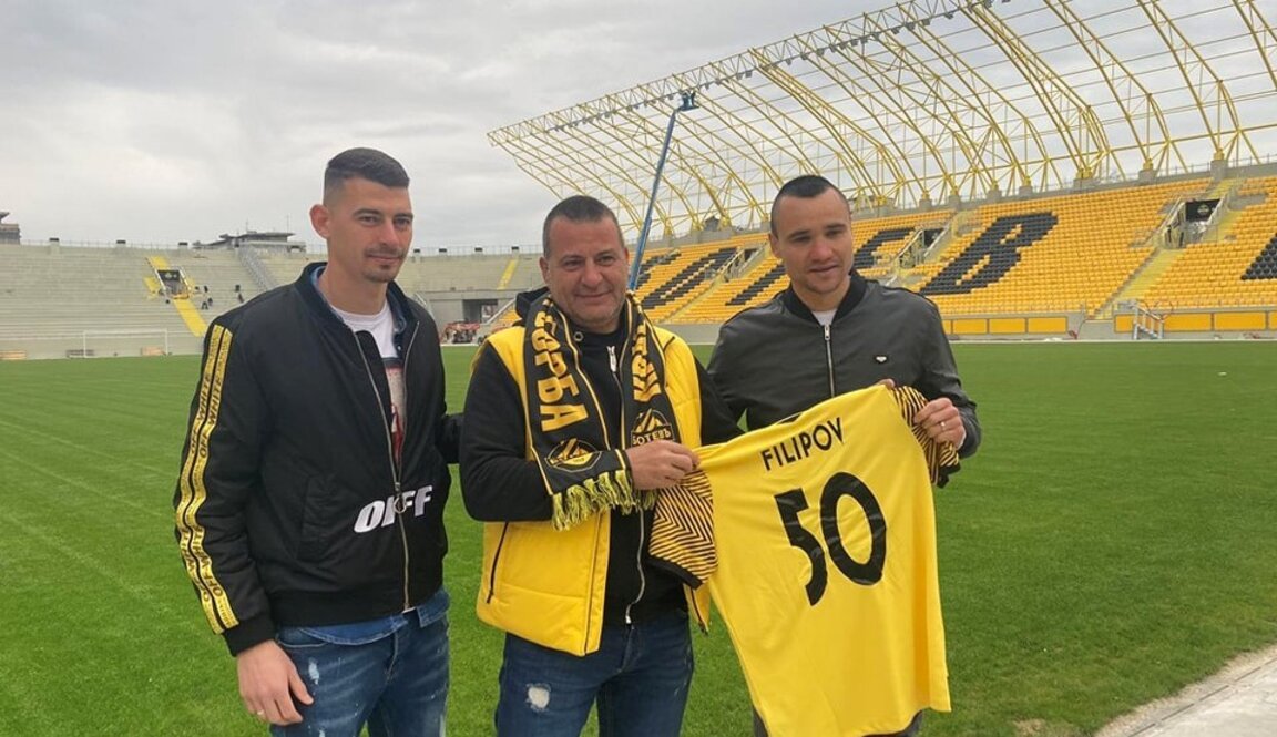 Илиян Филипов (в средата)