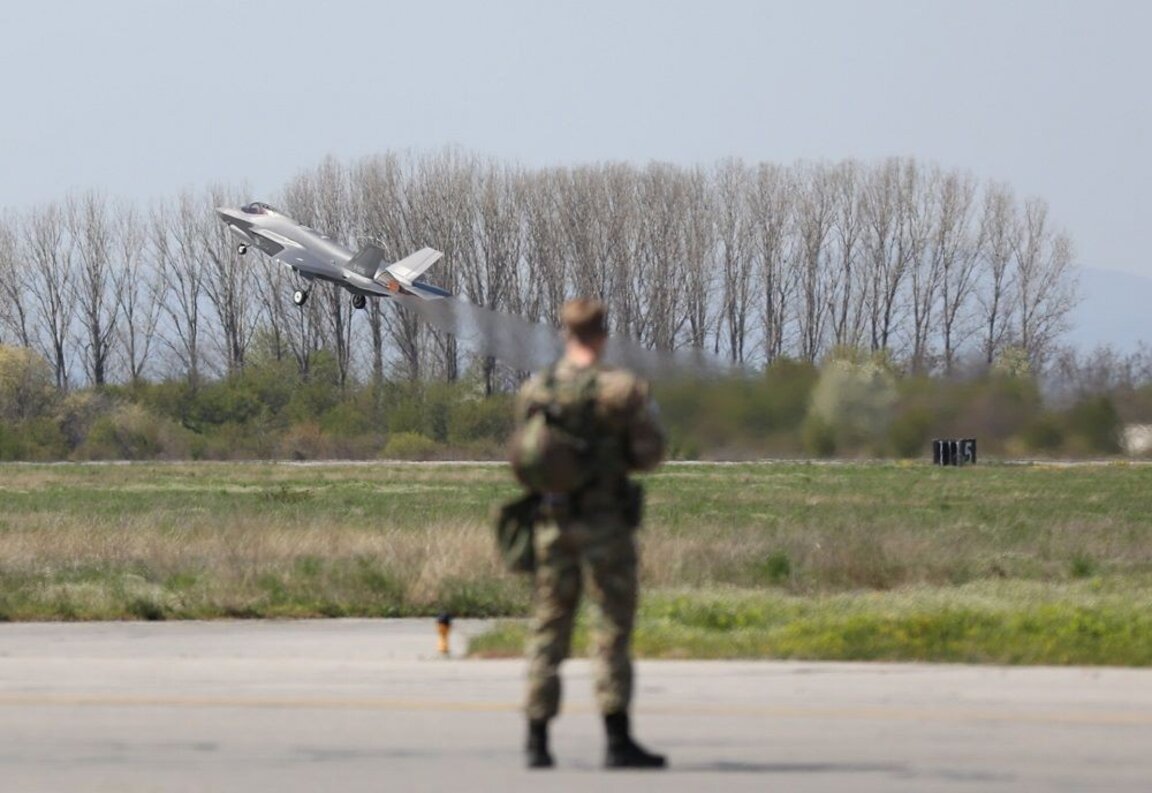 Специалисти от САЩ са огледали авиобазата до Граф Игнатиево