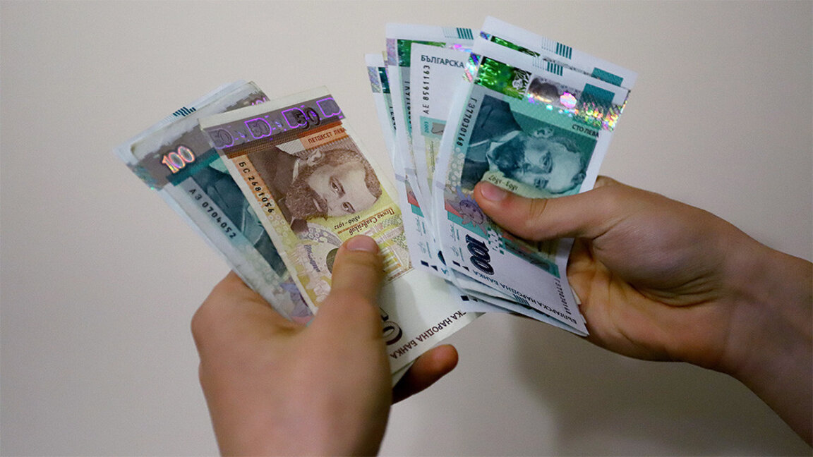 Българите са масово недоволни от получаваните заплати, ¼ са работещи бедни