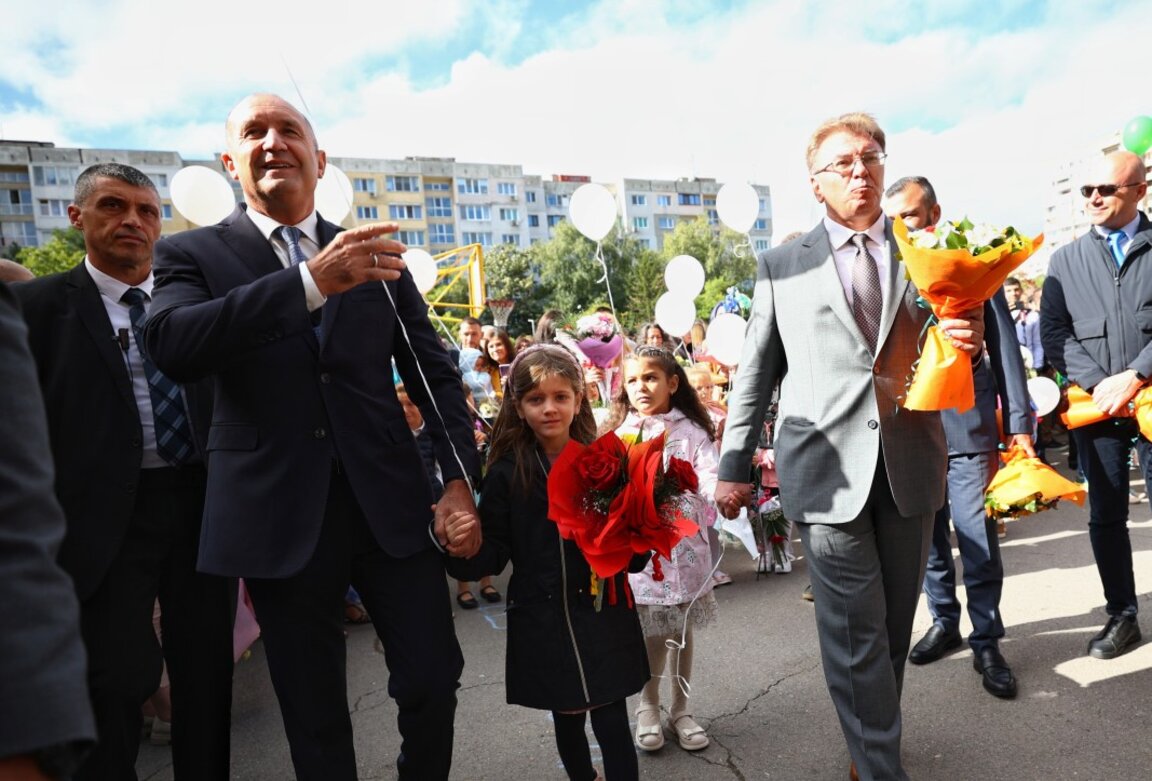 El presidente Rumen Radev deseó que los estudiantes sean creadores de su futuro