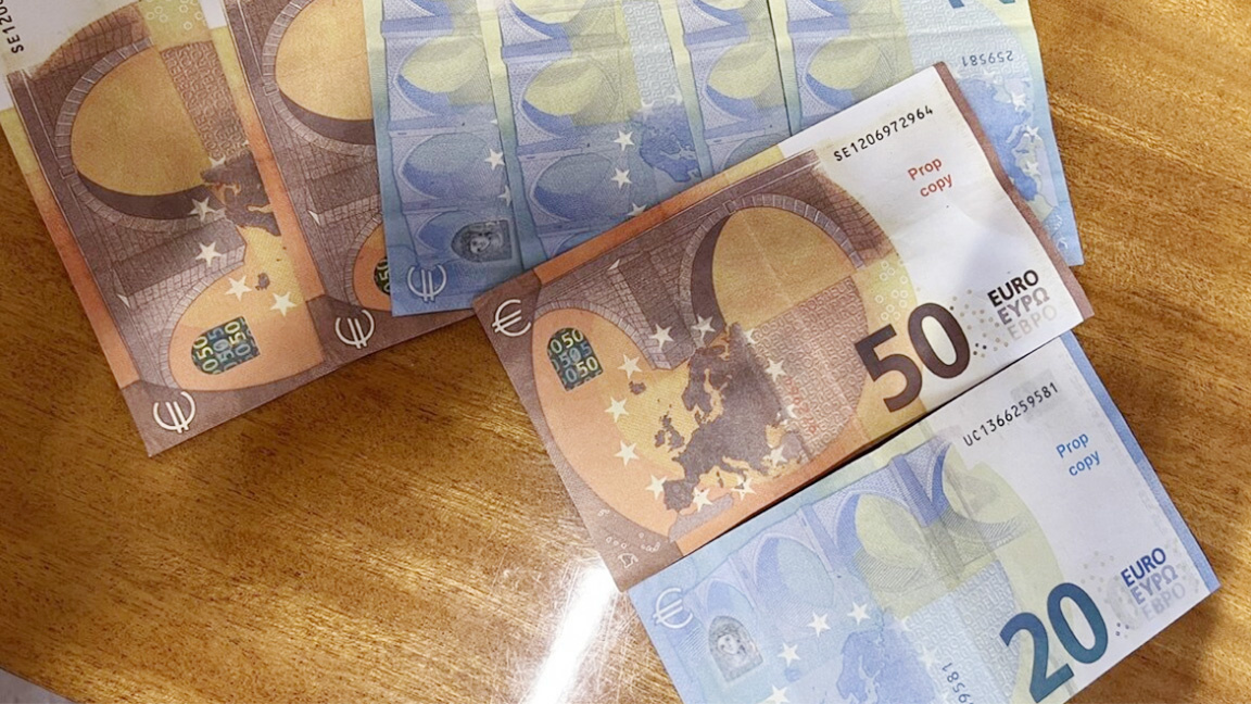 Младежи опитаха да си напазаруват с реквизитни евро банкноти