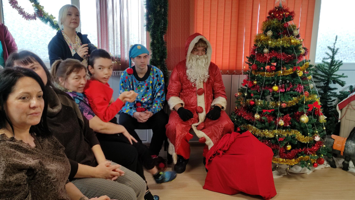 Коледни подаръци за деца с увреждания в Дебелец