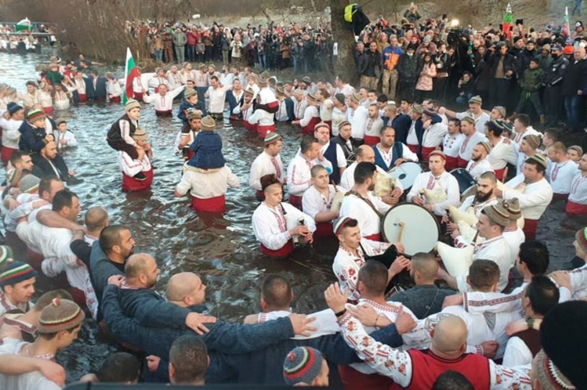 Хорото на Богоявление в река Тунджа, Калофер.