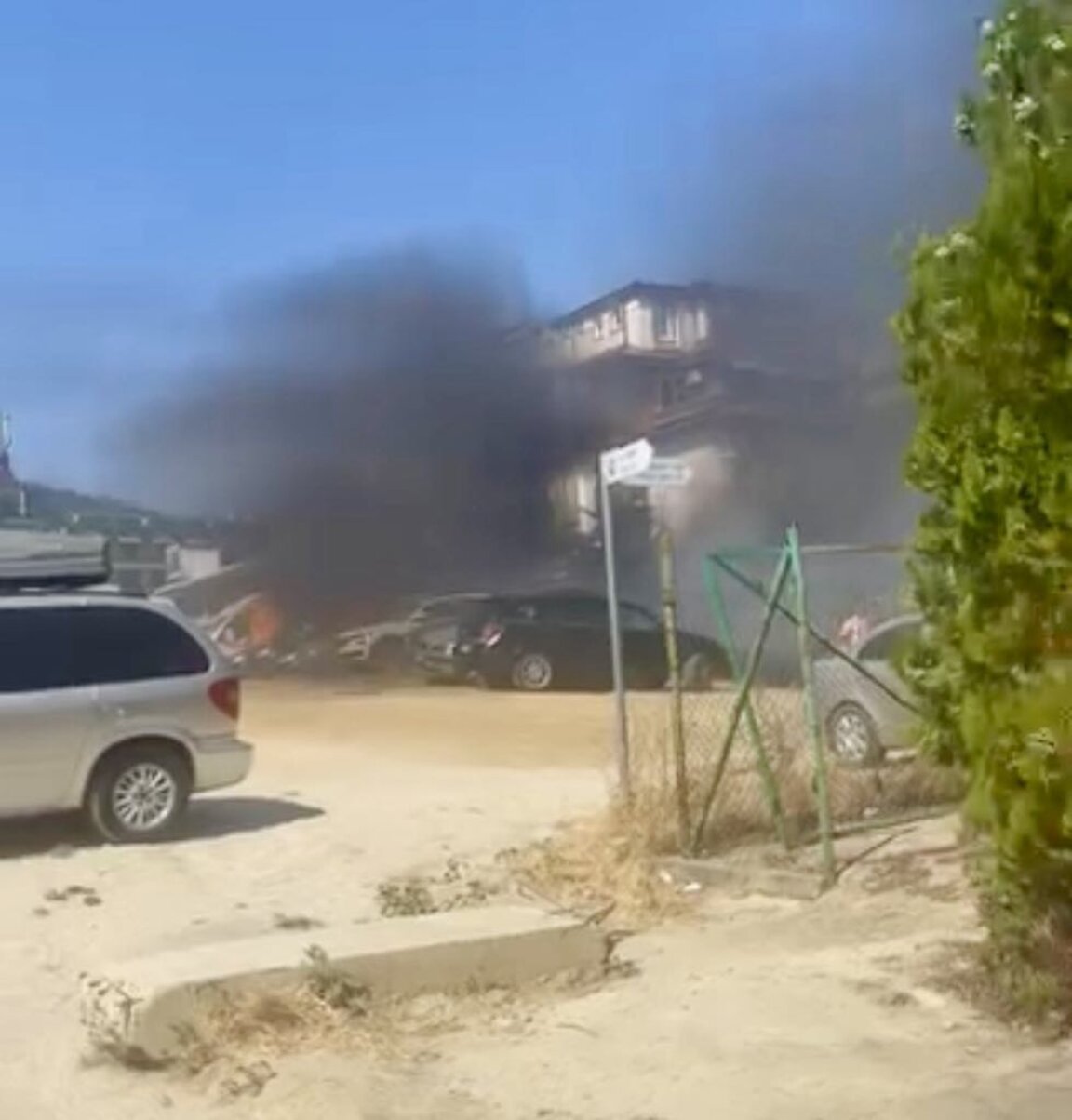 Над 20 автомобила изгоряха в Свети Влас при пожар, тръгнал от сухи треви (ВИДЕО)