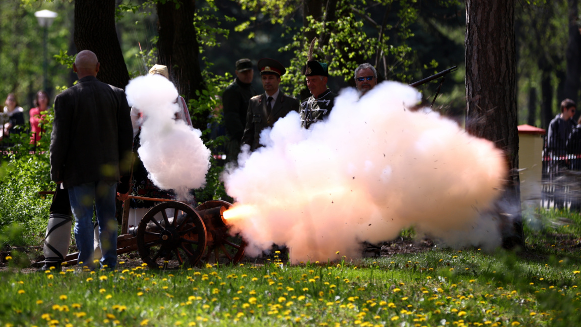 Ритуал за откриването на тържествена научна сесия за 150-годишнина от Априлското въстание се провежда във Военната академия „Георги Стойков Раковски“.