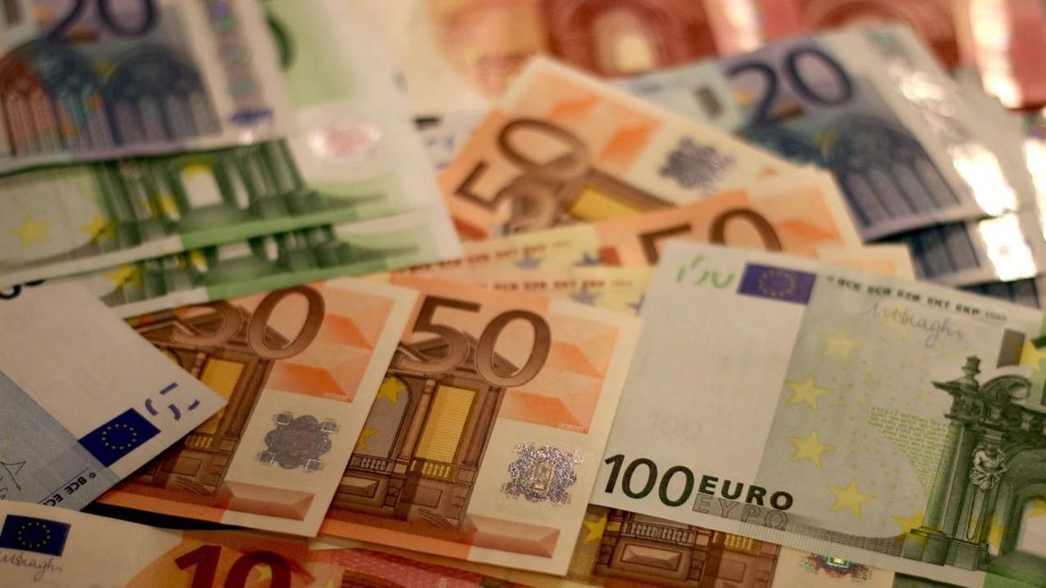 Ο μέσος μηνιαίος μισθός στη χώρα εξακολουθεί να αυξάνεται