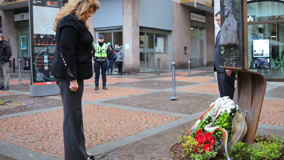 President Iliana Iotova pays tribute to Vasil Levski's bas-relief in Monza