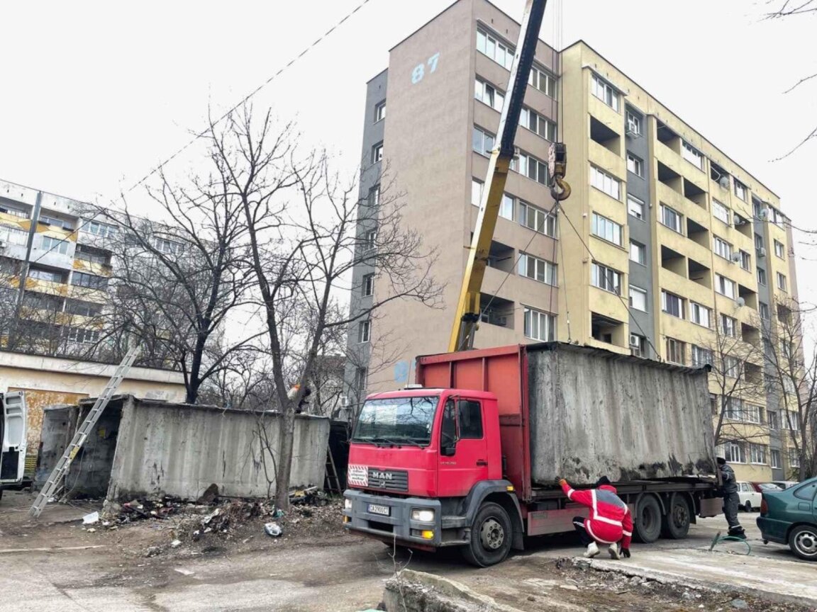 Продължава премахването на незаконно поставени гаражни клетки в Кърджали