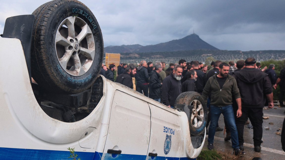 Сблъсъци между протестиращите фермери и полицията имаше край летището в Ханя на остров Крит, Гърция, 8 декември 2025