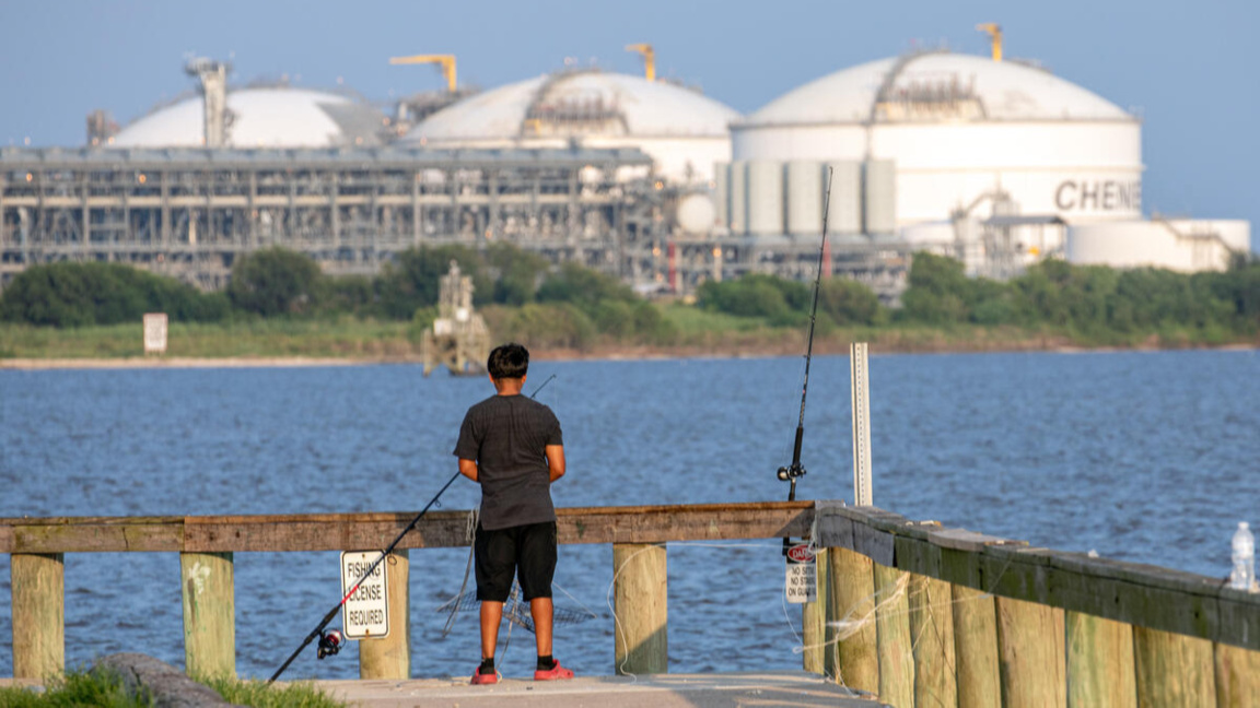 "Gaslit" – човек в суровата реалност на изкопаемите горива