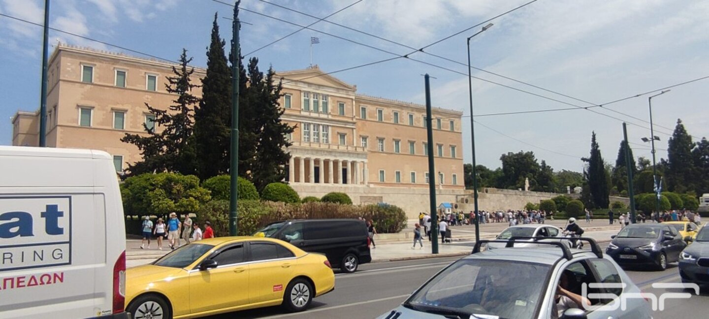 Продължава гладната стачка пред парламента в Атина на баща на жертва в жп катастрофа