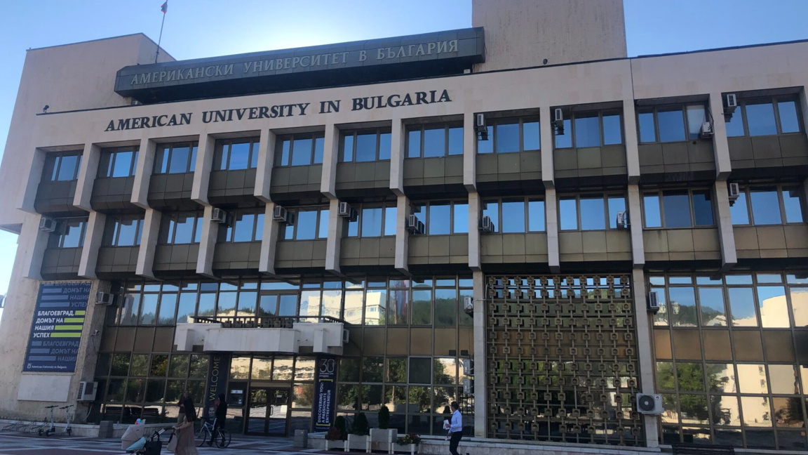 Мъж загина след падане от високите етажи на Американския университет