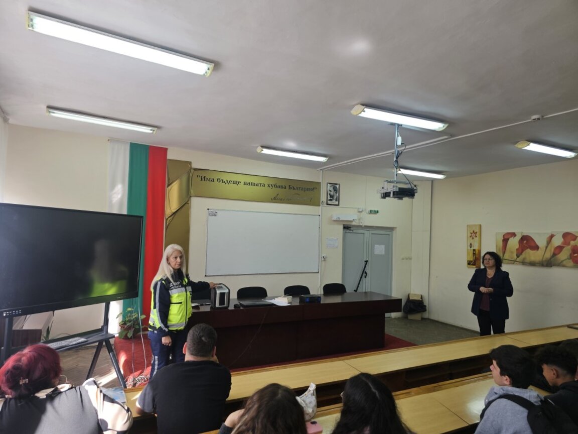 Учениците от ПГ „Алеко Константинов“ – Кърджали се включиха в лекция за безопасно шофиране