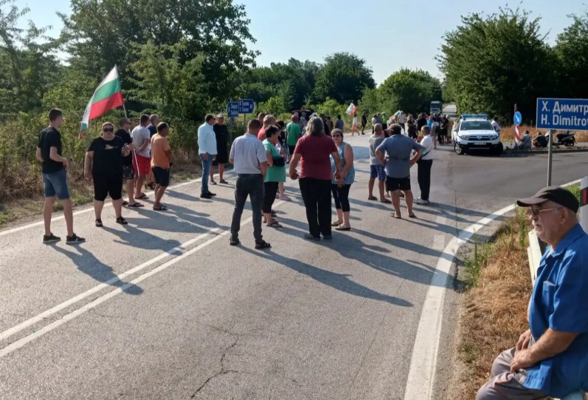 Втори ден протестна блокада на пътя Полски Тръмбеш - Свищов