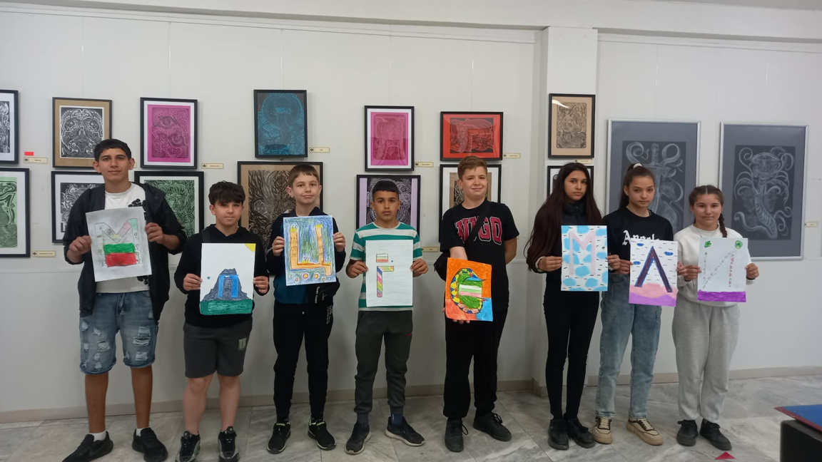 Деца, които рисуват в ХГ "Илия Бешков"