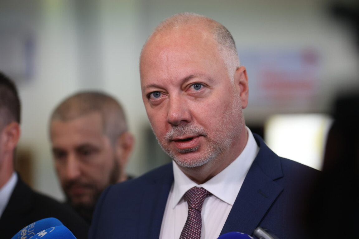 Премиерът инспектира ремонта на пречиствателна станция "Ясна поляна"